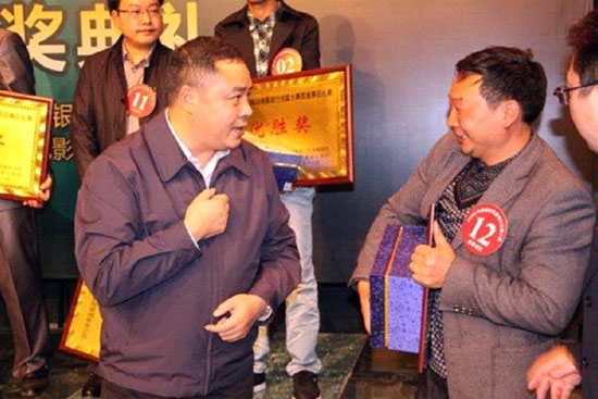 副州长张宇与选手交谈