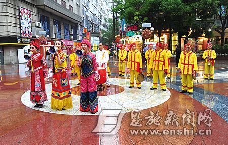 恩施州民间艺术家武汉街头表演为雅安祈福