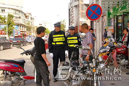 恩施州城集中治理摩托车乱停乱放