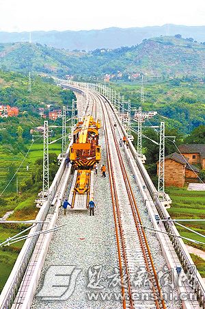 渝利铁路铺轨完成预计年底通车