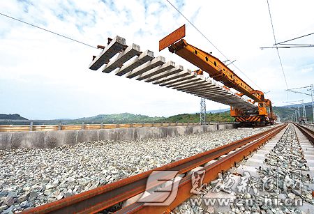 渝利铁路铺轨完成预计年底通车