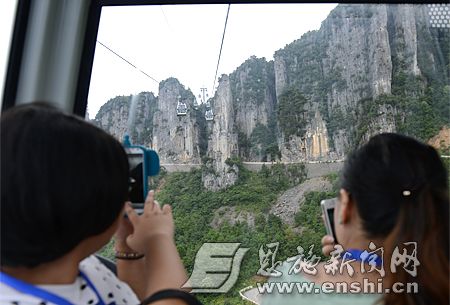 游客在轿厢内忙拍美景。记者梅珂摄