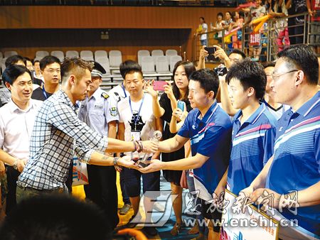 林丹助阵利川首届“友聚杯”羽毛球混合团体邀请赛