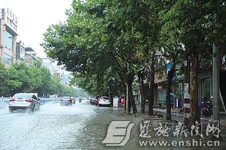 恩施城区昨日普降暴雨 部分路段积水高温短暂缓解