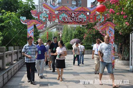 全国著名作家诗人来恩施市采风
