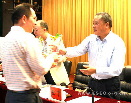 2013年恩施州30强企业发布暨恩施州首届优秀企业家颁奖大会隆重举行